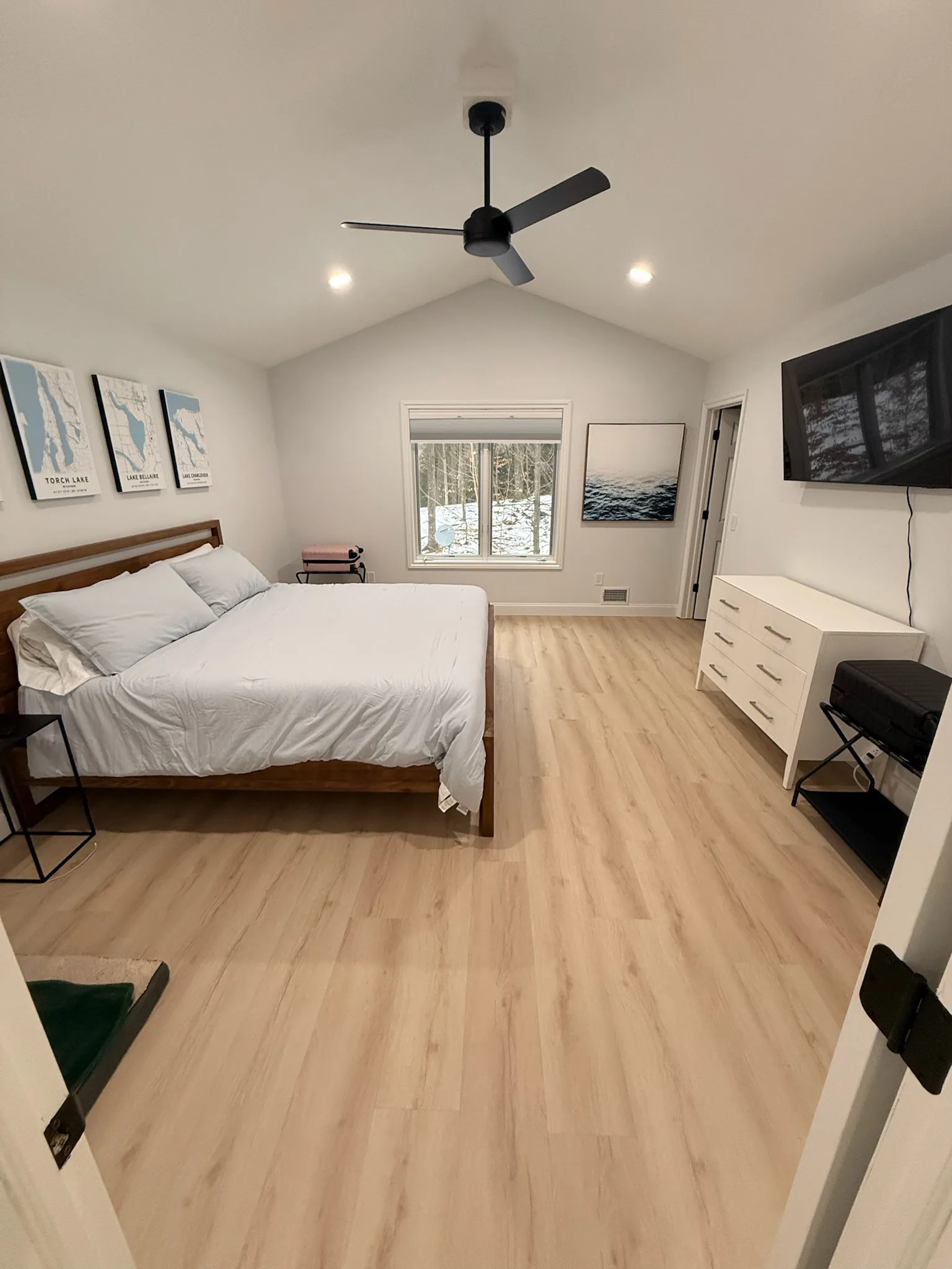 The Lakes master suite with king bed
